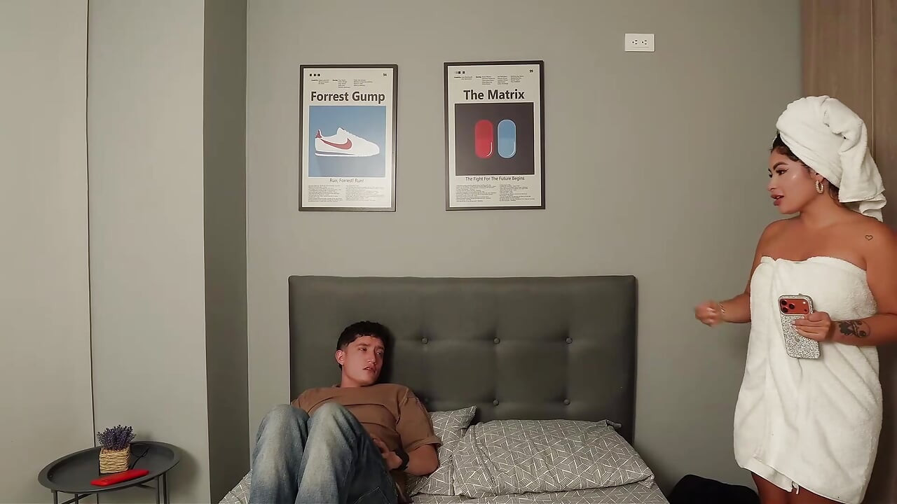 Jeg er tildelt samme rom som en sexy fremmed, og vi kan ikke la være å ha mye sex - Pipe Boy