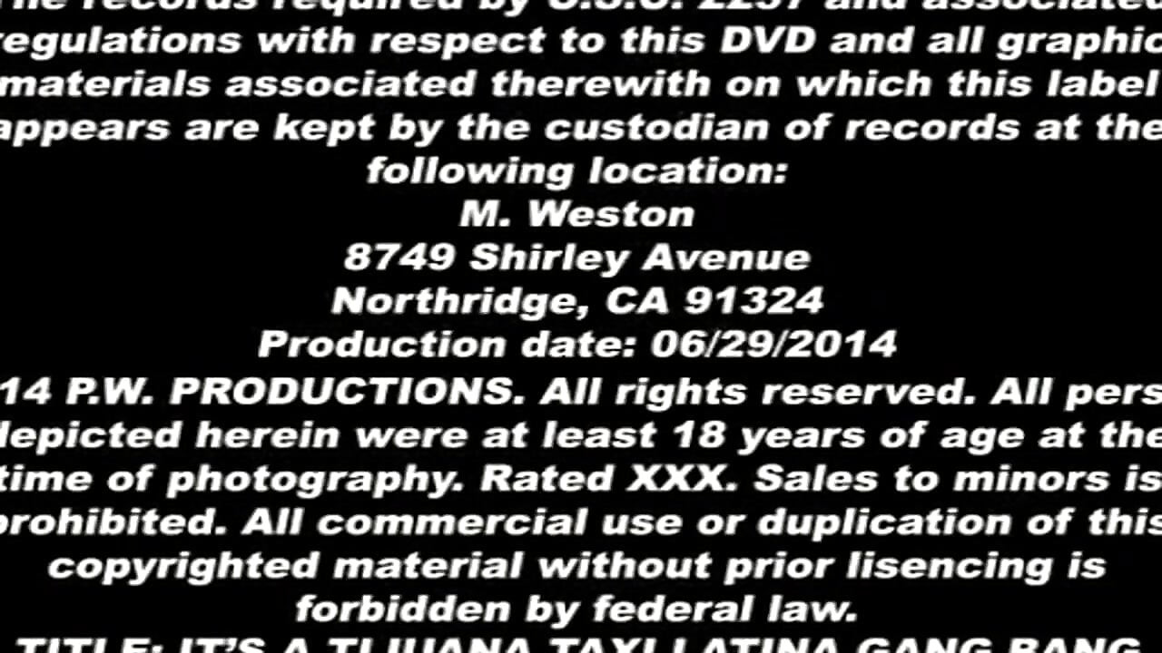 Milf excitată cu degetele pizda care picură în orgie cu sex în grup sălbatic