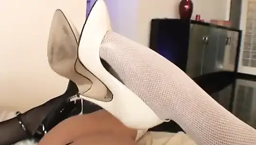 Cewek lesbian cantik jilat dan ngentot di sofa putih
