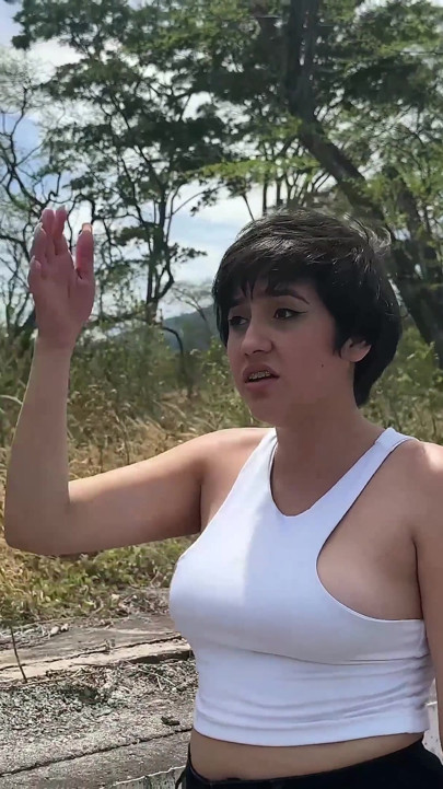 Garota sexy que me pede para levá-la para casa porque a motocicleta está quebrada, em troca de ajudá-la ela me deixa transar com ela.