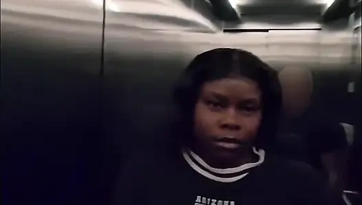 Utangaç Kız Asansörde Bir Yabancının Dölünü Yutmaya Ikna Oluyor