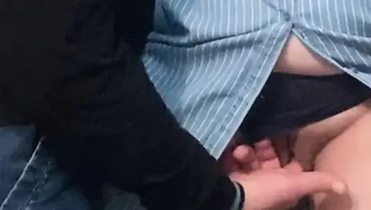Perverser alter Mann masturbiert Muschi mit den Fingern in der U-Bahn