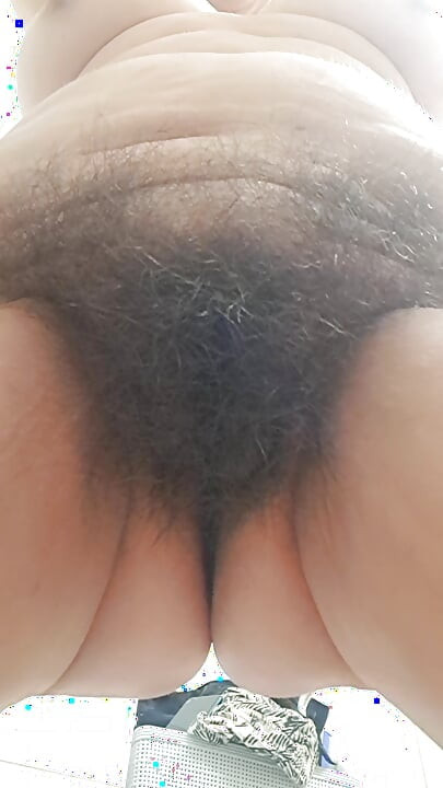 Mamă sexy cu pizda ei păroasă și grasă expusă
