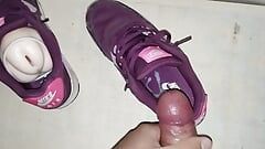 Neuken en klaarkomen op de Nike Air Max 90 sportschoenen van mijn vrouw met behulp van de zaklamp deel 1