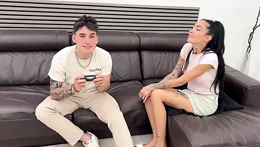 Я уничтожаю киску итальянской MILF с распутным лицом — Сильвия Преслар