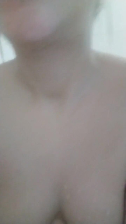 Staife em um chuveiro e brincar com seus seios | Clipe 1