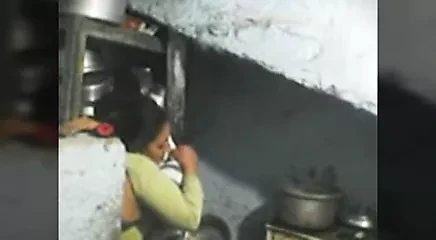 Desi chachi rasoee men