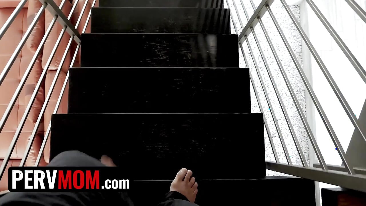 PervMom - लंड की लालसा वाली सौतेली मम्मी सौतेले बेटे की रसीली वांग को चूसती है और नाश्ते में उसका वीर्य निगलती है