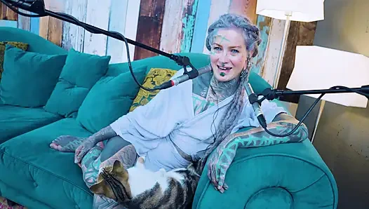 E - empati hakkında konuşuyorum - asmr podcast sfw konuşuyor gotik sıska kız dreadlocks dövmeli model dövmeli kız