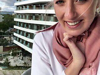 In Mallorca gevingerd tot een openbaar orgasme op het balkon van het hotel