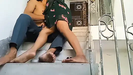 Tamirci banyoda sahibinin üvey kızını sikiyor