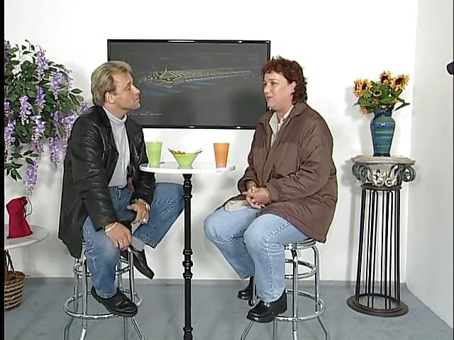Milf zuigt pik en wordt dan geneukt naar een mond cumshot