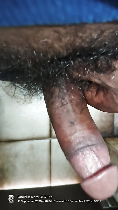 Mai apne land ko muthhi mart huye