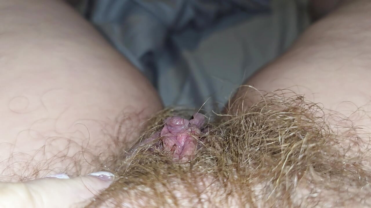 Velika dlakava pička isprobava novi vibrator.