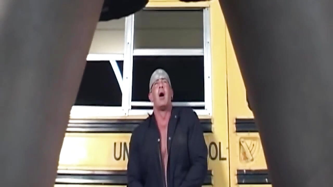 Bunăciune blondă are parte de o pulă pulsantă adânc în cur în autobuz