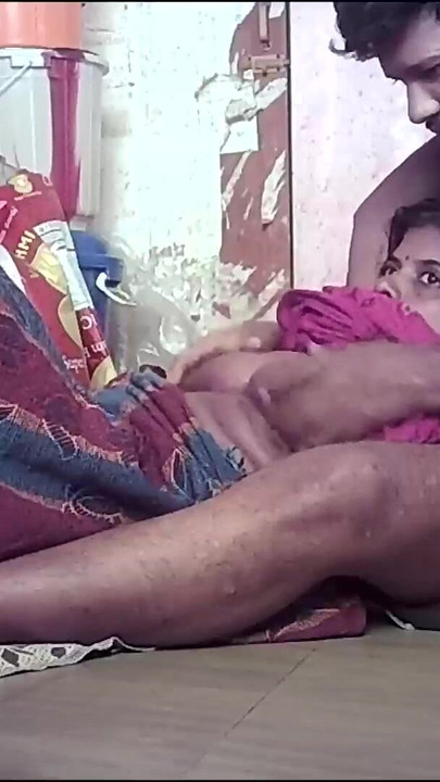 Zadivljujući trenutak iz "Vruće indijske desi seoske kućanice i ljubljenja kućanice"