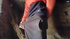Schwarze track-pants masturbieren in der umkleidekabine