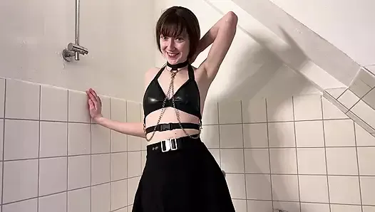 Teenage-girl pees into her shower LisaLangen