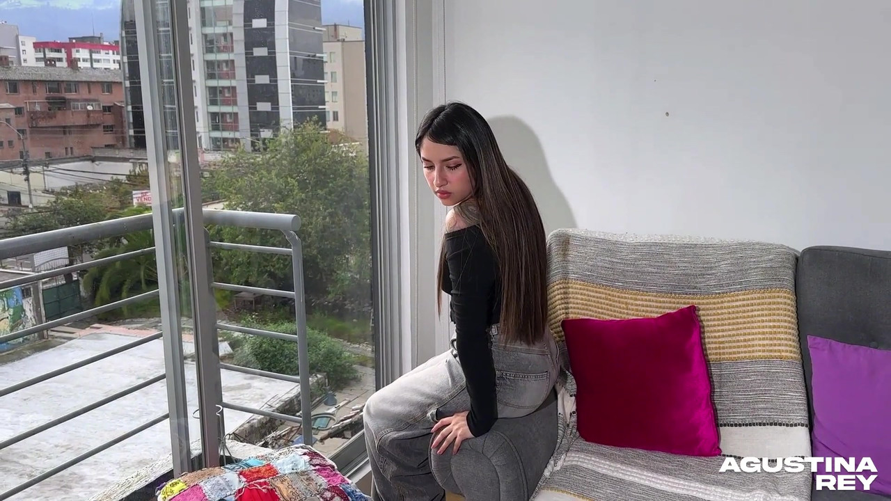 我叫我最好的朋友打断我的粉色阴户并在我的大屁股上射精