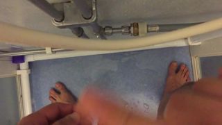Thủ dâm trong phòng tắm với dầu gội đầu