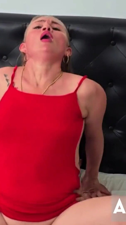 LOIRA MILF É FODIDA NO CU POR ENGANO COM SEU ENTEADO | Clipe 2