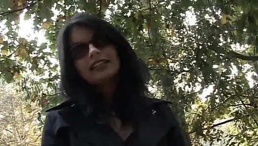 Heiße und sexy milf fingert ihre muschi auf der bank eines parks