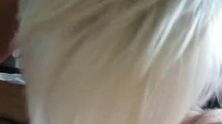 Esposa rubia amateur de pelo corto chupa la polla del marido