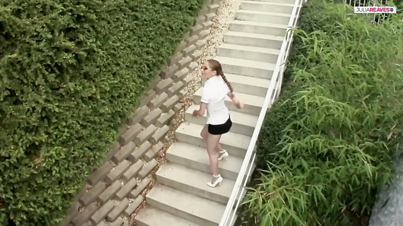 Skinny babe bøyer seg over sofaen mens hun får et hardt knull i munnen cumshot