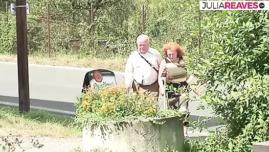 Старая и толстая бабушка удовлетворяет незнакомца - она дрочит и сосет его член