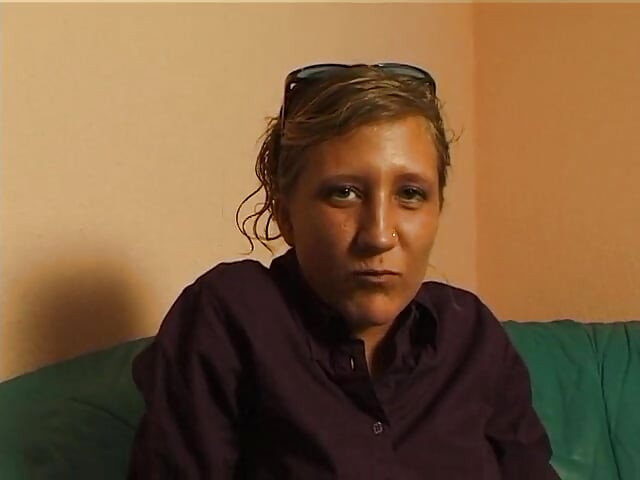 Mała cycata blondynka pociera i dotyka swojej cipki na castingu