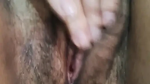 Meraba memekku yang basah