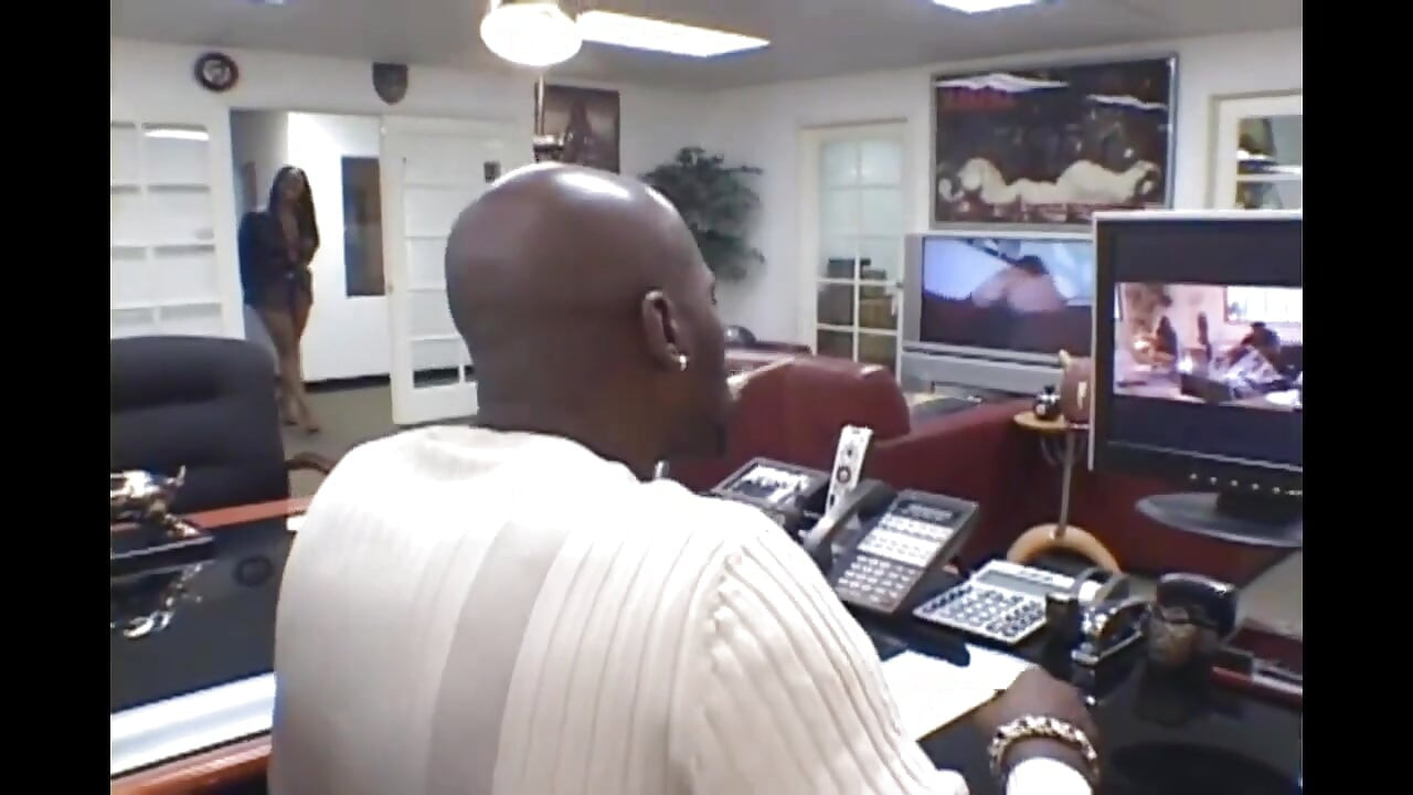 Debela Crnkinja Jebana Na Stolu od Šefa