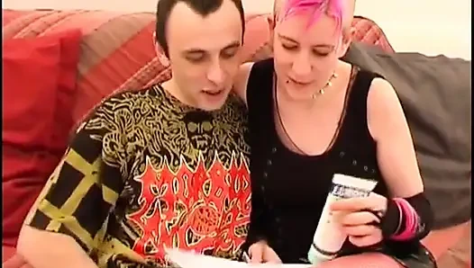 Mohindili vahşi sürtük dildoyla mastürbasyon yapıyor