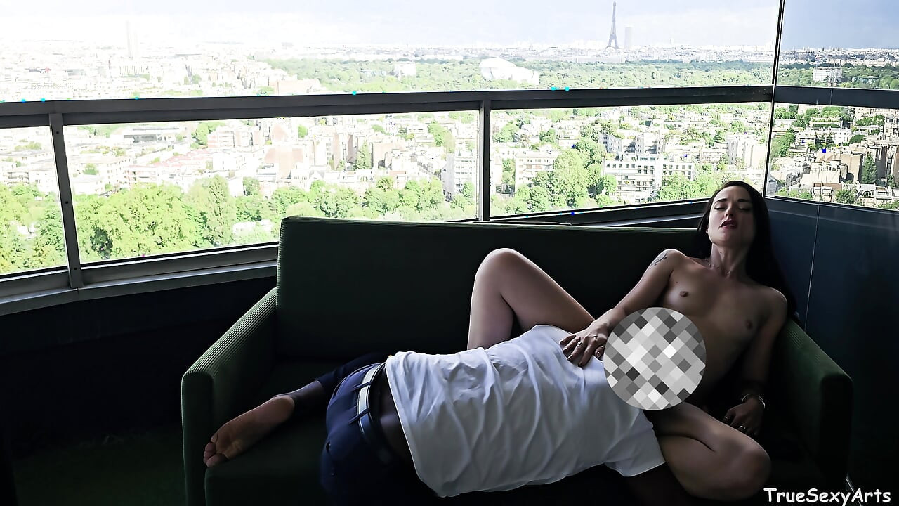 Alice Drake 4k पेरिस चूत में वीर्य वाली पार्टी के बाद जोरदार बालकनी सेक्स