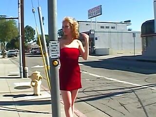 Rijpe man pikt blondine in rode rok van straat op voor pijpbeurt en cowgirl-plezier