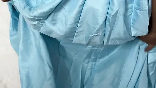 Pria India dengan rok biru dan dengan cepat dihapus