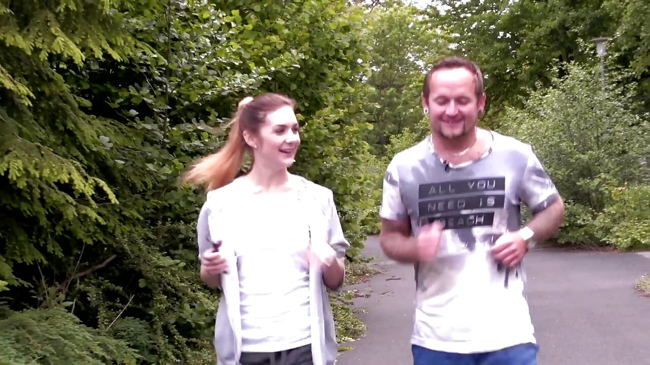 Pasangan seksi masuk ke seks luar ruangan setelah rutinitas harian mereka, yoga dan jogging