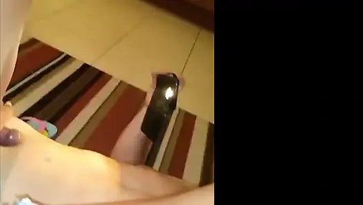 Kiffa hatte einen orgasmus, während sie seinen schwanz quetscht und ihn dazu bringen ließ, ihre füße zu verehren