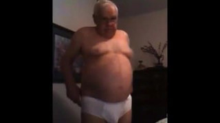 Abuelo golpe en webcam