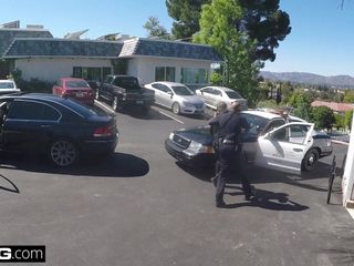 Beccato dalla telecamera! la moglie succhia il poliziotto per far scendere suo marito