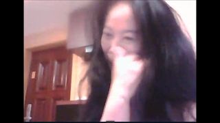 Lucy, salope chinoise, se masturbe avec moi lors d&#39;une séance de caméra 2