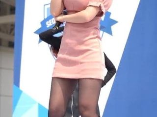 Show girl coreana em meia-calça preta e salto alto 2
