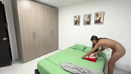 Latina-mann mit riesigem schwanz dringt eng in die muschi des latina-mädchens ein, bis er in sie kommt.