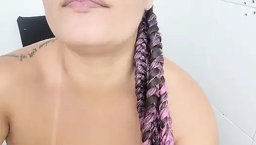 Grausiges rosa heißes mädchen