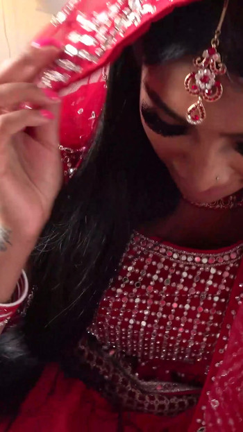 Muss-moment von "echte indische Desi teen Braut in arsch und muschi auf Suhaag Raat gefickt"