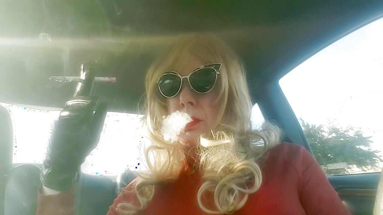 FRU ROMAN KÖR OCH RÖKER LÅNGA VS120 MENTHOLS - KOM OCH KÖR MED MIG !!