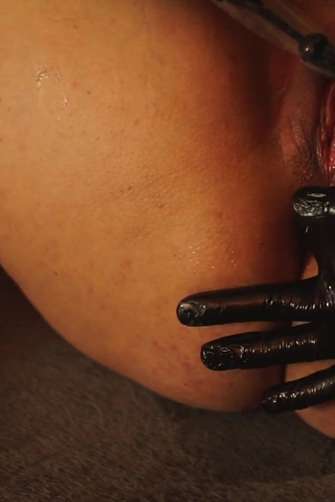 أول تدليك لا ينسى: كيف تخلصت من خجلها وانفجرت في هزة جماع مبللة