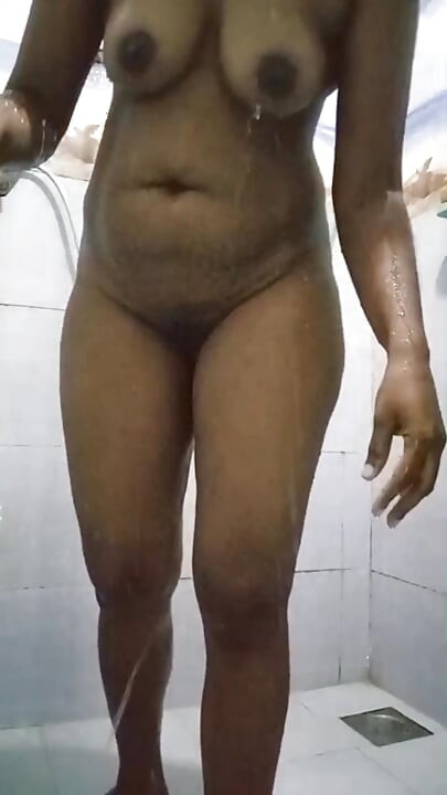 فتاة الحرم الجامعي السريلانكي تستحم