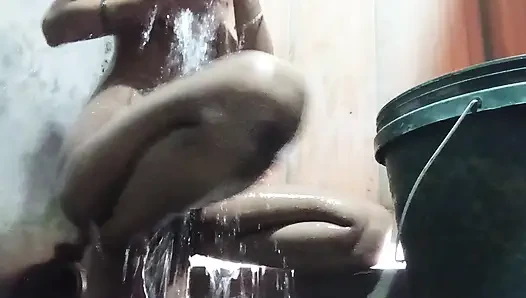 Desi bhabhi nackt badet für ihren liebhaber, zeigt haarige schwarze muschi und dünnen arsch.