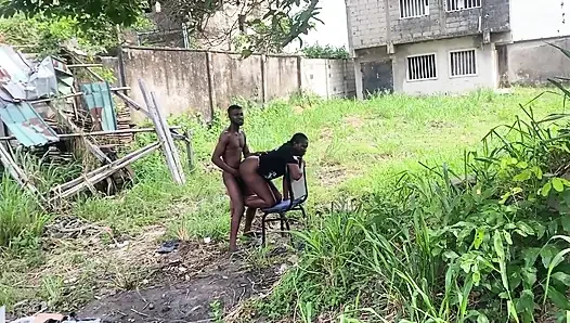 Pacar temanku membuka pintu kamar mandi dan langsung mergokin aku lagi ngentot memekku habis-habisan